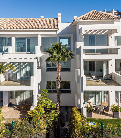 Nieuw Schitterend Frontline Golf Luxe Begane Grond Duplex in aanbouw in Marbella Hill Club