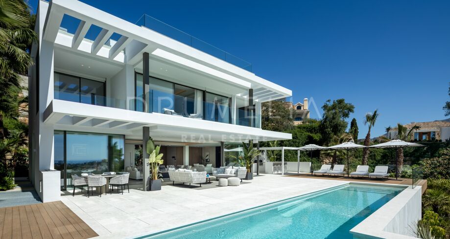 Modern Villa in Prime Location and Breathtaking Panoramic Sea Views in La Quinta- Benahavis