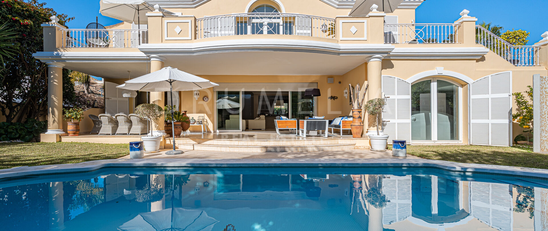 Exquise villa de 5 chambres en bord de mer dans le quartier de Casablanca, le Golden Mile de Marbella