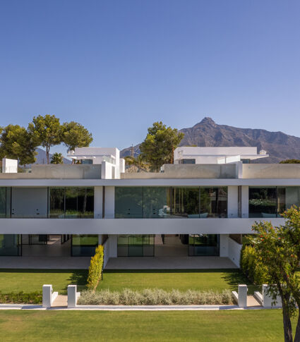 Villa de luxe moderne à vendre dans une communauté fermée avec de nombreux équipements et un emplacement de choix à Marbella