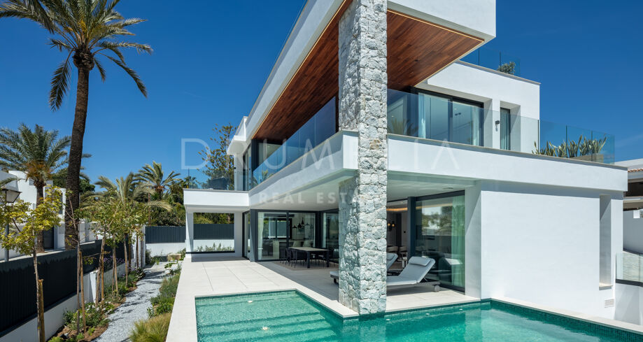 Prachtige villa in moderne stijl met prachtig zeezicht aan de kust in Marbesa - Marbella