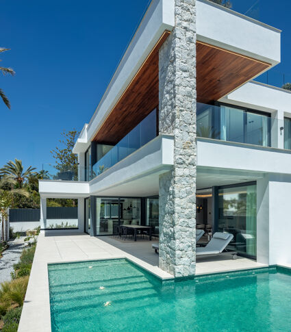 Magnífica Villa de Estilo Moderna con Magníficas Vistas al Mar a pie de costa en Marbesa- Marbella