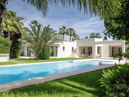 Роскошная вилла на пляже в Марбеса, Марбелья Ист