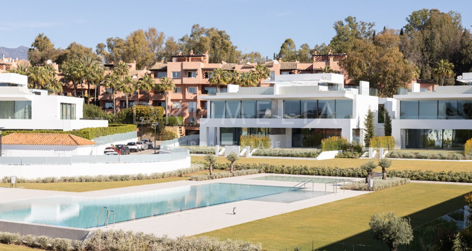 Роскошная вилла с четырьмя спальнями на престижной Золотой Миле Марбельи