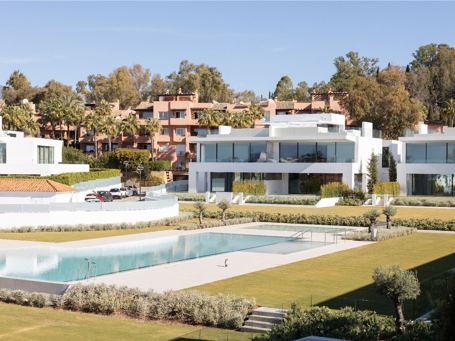 Lujosa villa de cuatro dormitorios en venta en la prestigiosa Milla de Oro de Marbella