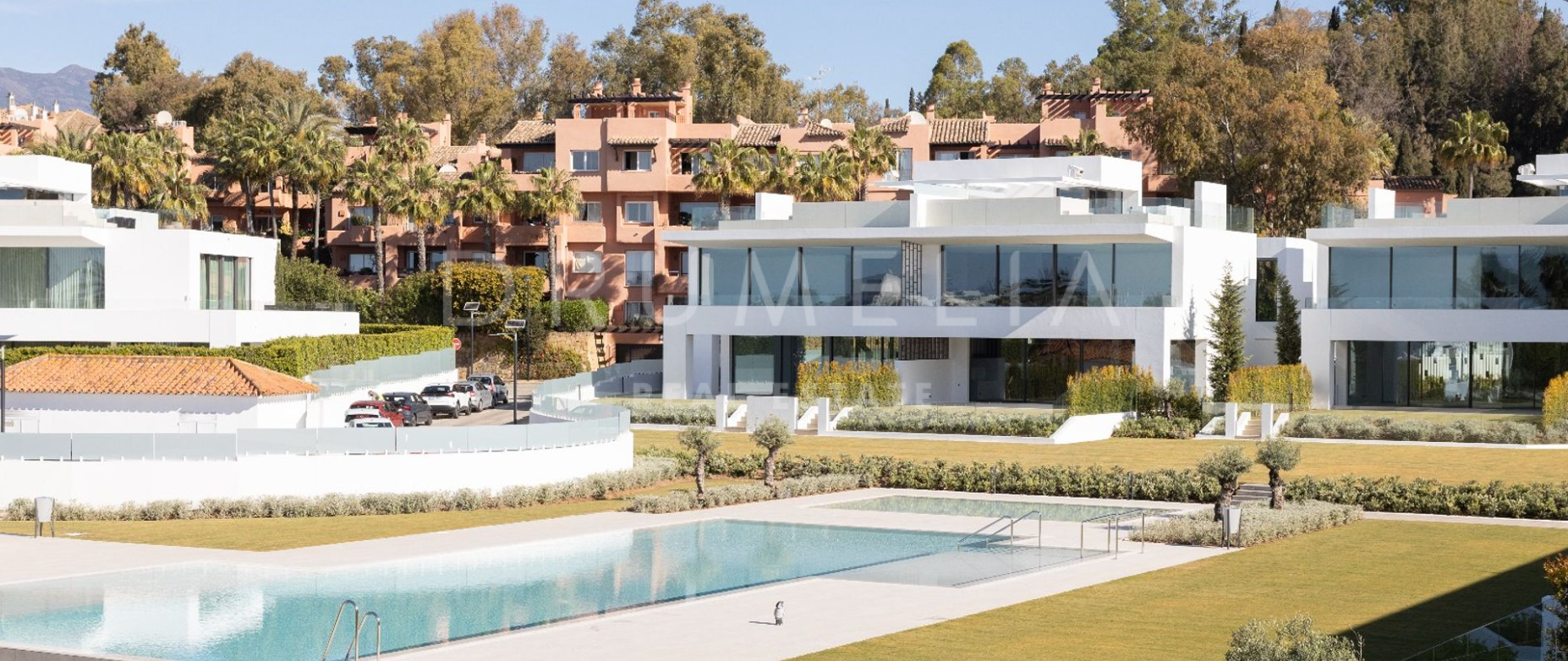 Luxueuze vier slaapkamer villa te koop aan Marbella's prestigieuze Golden Mile