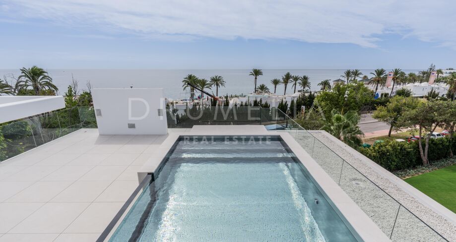 Роскошная вилла с четырьмя спальнями на престижной Золотой Миле Марбельи