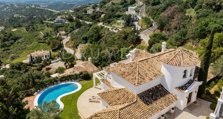 Villa exquise avec vue panoramique sur la mer et la montagne et deux piscines à Monte Mayor- Benahavis