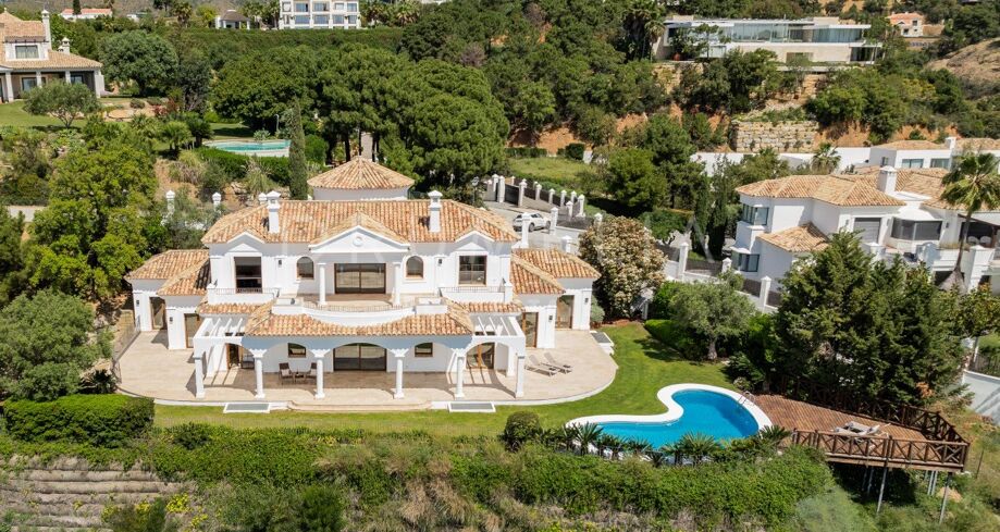 Villa exquise avec vue panoramique sur la mer et la montagne et deux piscines à Monte Mayor- Benahavis