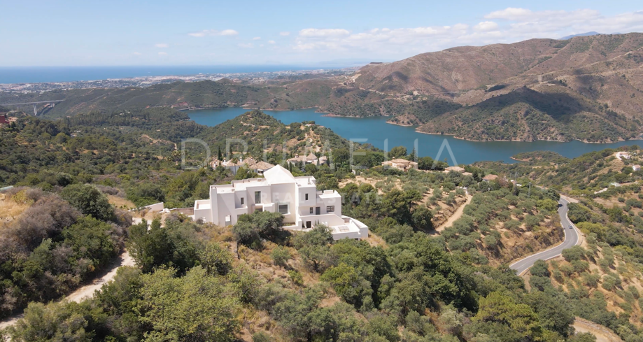 Impresionante Villa Nueva de 5 dormitorios con vistas de 360º, piscina infinita y acabados personalizados en Istán