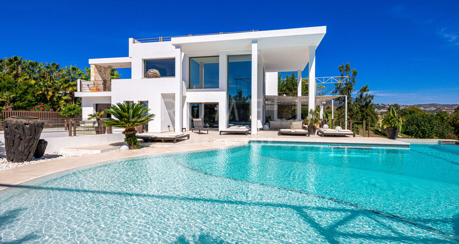 Villa moderne avec vue imprenable sur la mer à vendre à la Alqueria, Marbella.