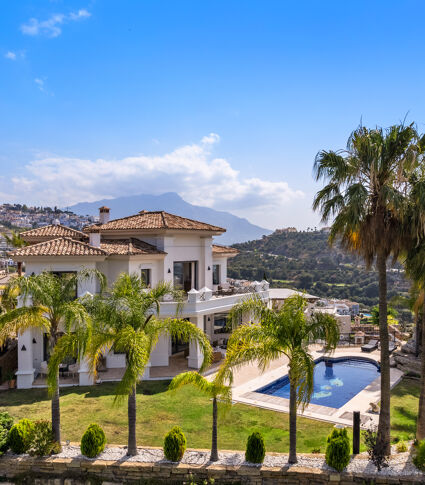 Lujosa Villa con Vistas Panoramicas al Mar y al Golf, Ideal para los Amantes del Golf en Los Arqueros- Benahavis