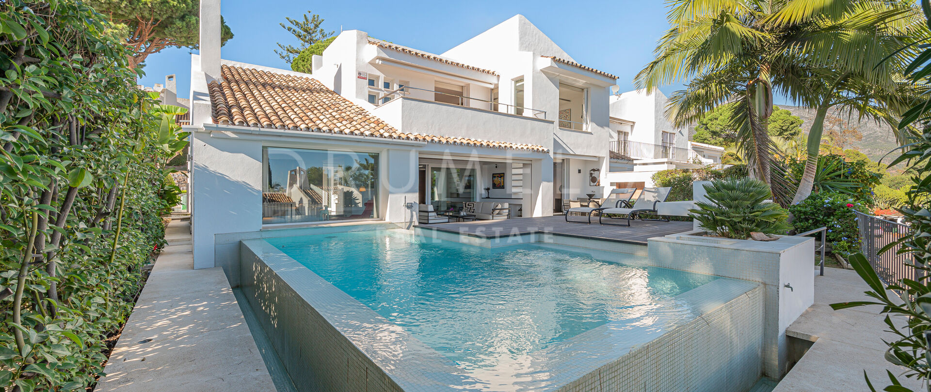 Moderne Doppelhaushälfte mit privatem Pool und Meerblick in Peñablanca- Nueva Andalucía