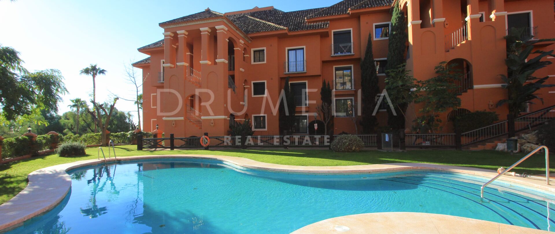 Просторный пентхаус с 3 спальнями и панорамным видом в Монте Хальконес, Бенахавис