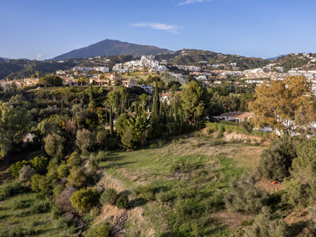 Wspaniała działka w Puerto de Los Almendros, Benahavís