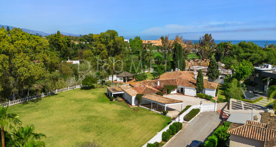 Klassieke luxe villa in Andalusische stijl vlakbij het strand te koop in het mooie Casasola, Estepona