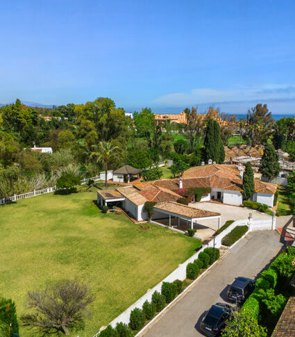 Klassieke luxe villa in Andalusische stijl vlakbij het strand te koop in het mooie Casasola, Estepona