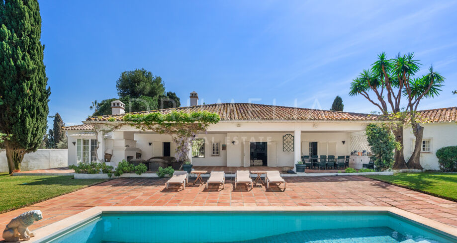 Klassieke luxe villa in Andalusische stijl vlakbij het strand te koop in het mooie Casasola, Estepona