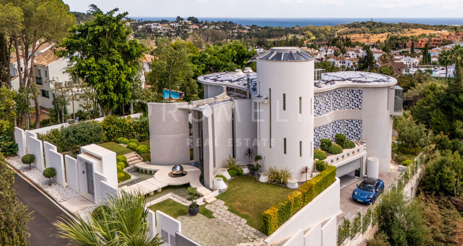 Villa unique en son genre avec une conception architecturale unique et des vues sur la mer à El Paraiso