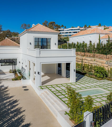 Elegante Villa con Piscina de Estilo Provincial Francés en La Cerquilla, Marbella