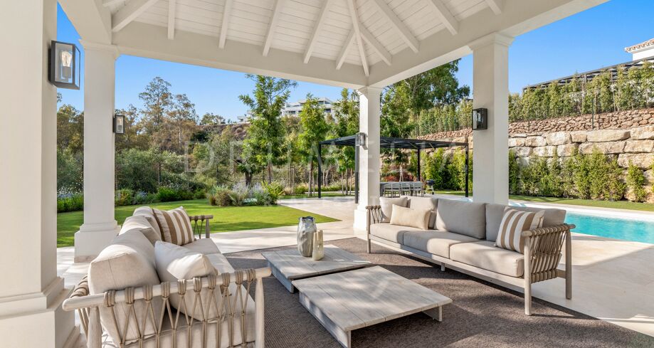 Elégante villa avec piscine en style provincial français à La Cerquilla, Marbella