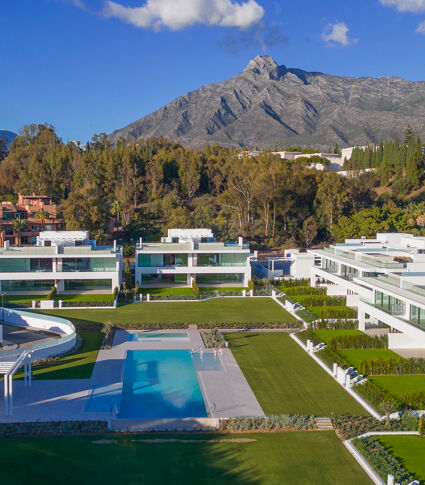 Villa moderna en la prestigiosa Milla de Oro de Marbella con servicios privados y vistas al mar