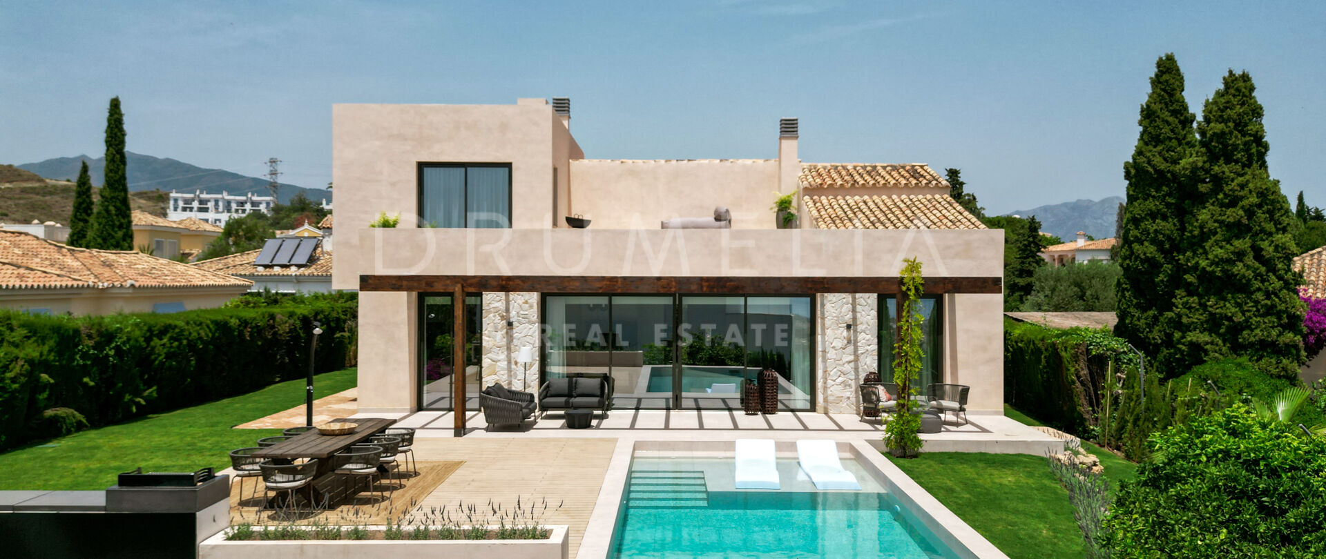 Moderne Villa im ruhigen mediterranen Stil mit Meerblick in Paraiso Alto, Benahavis