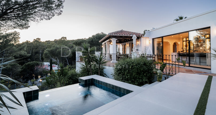 Изысканная испанская вилла в стиле кортихо с великолепным видом на море и горы в Эль Мадроньяль - Бенахавис