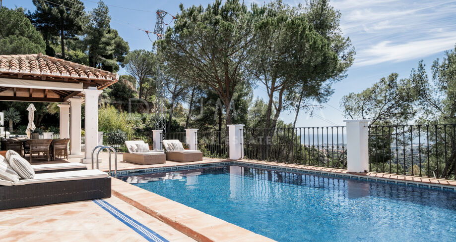 Exquisita Villa Estilo Cortijo Español con Inigualables Vistas al Mar y a la Montaña en El Madroñal- Benahavis