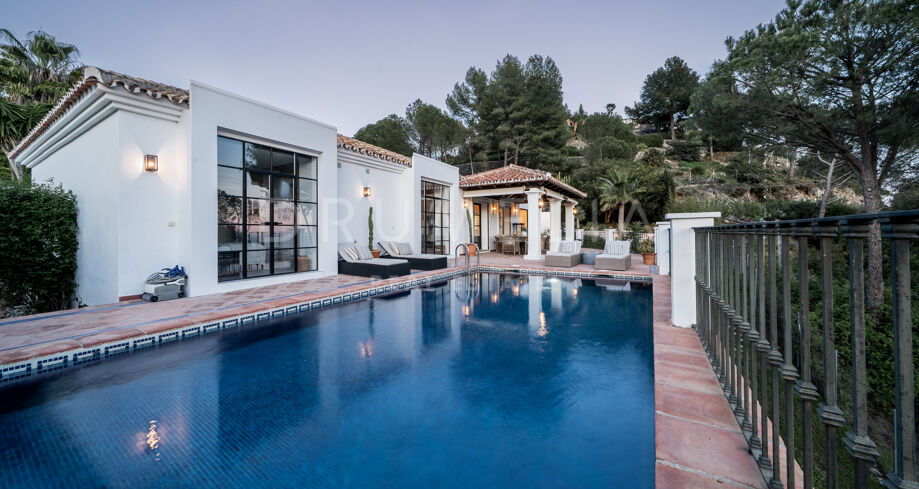 Exquisita Villa Estilo Cortijo Español con Inigualables Vistas al Mar y a la Montaña en El Madroñal- Benahavis