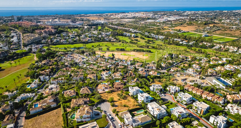 Tomt med projekt för en lyxvilla med panoramautsikt över havet och bergen i Haza del Conde- Nueva Andalucía