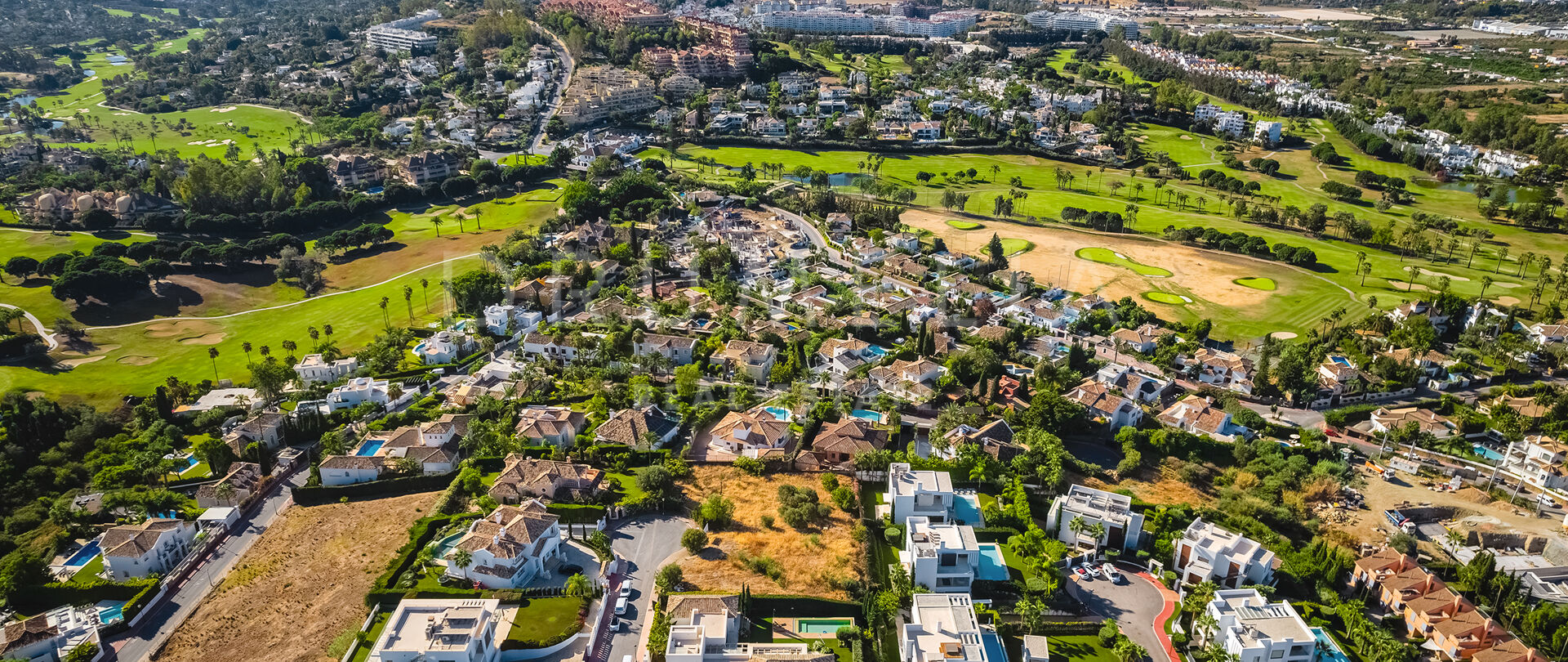 Perceel met project voor een luxe villa met panoramisch uitzicht op zee en de bergen in Haza del Conde - Nueva Andalucía