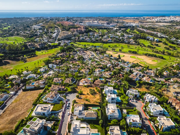 Perceel met project voor een luxe villa met panoramisch uitzicht op zee en de bergen in Haza del Conde - Nueva Andalucía