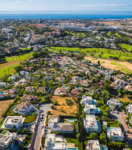 Perceel met project voor een luxe villa met panoramisch uitzicht op zee en de bergen in Haza del Conde - Nueva Andalucía