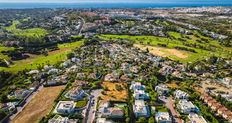 Tomt med projekt för en lyxvilla med panoramautsikt över havet och bergen i Haza del Conde- Nueva Andalucía