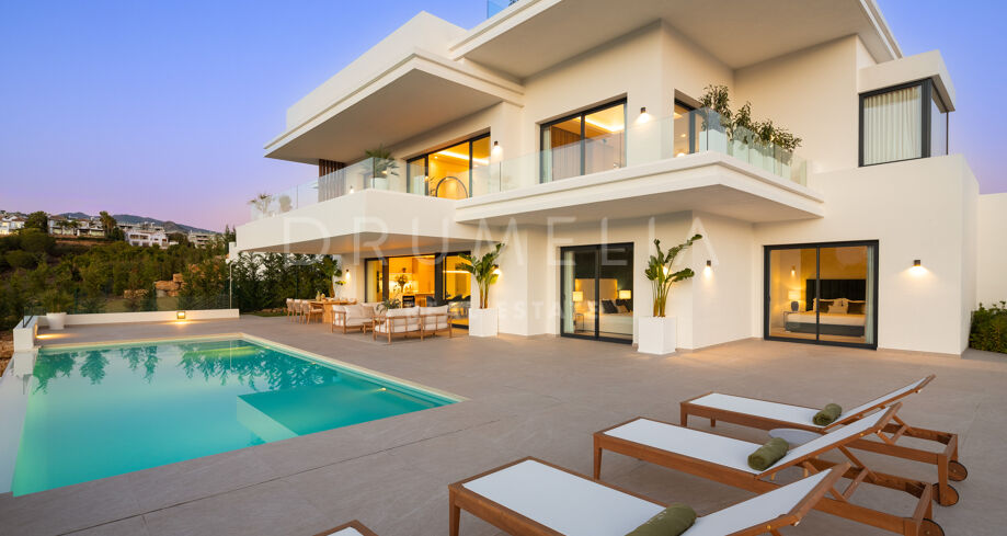 Superbe villa moderne de 5 chambres avec vue panoramique sur la mer et le golf à La Resina Golf- Estepona