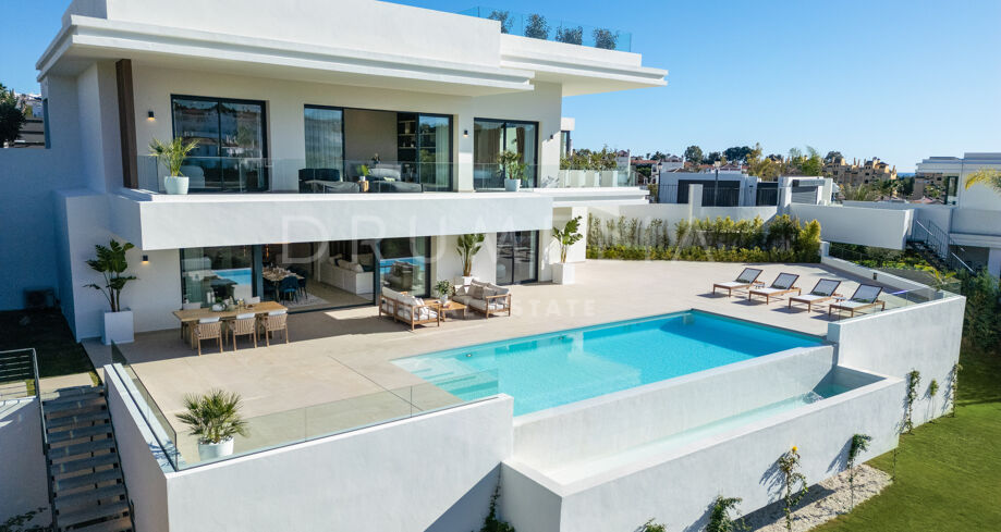 Superbe villa moderne de 5 chambres avec vue panoramique sur la mer et le golf à La Resina Golf- Estepona