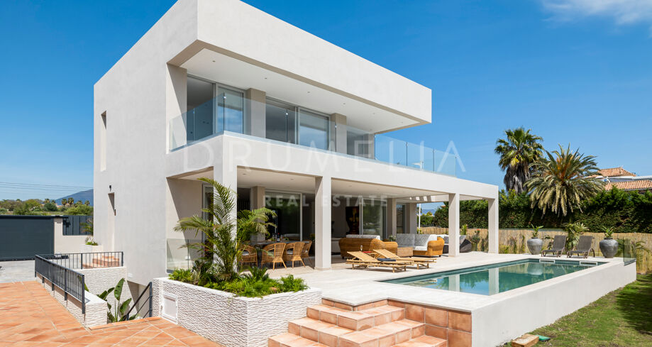 Lyxvilla i prestigefyllt strandläge med modern design, Marbella