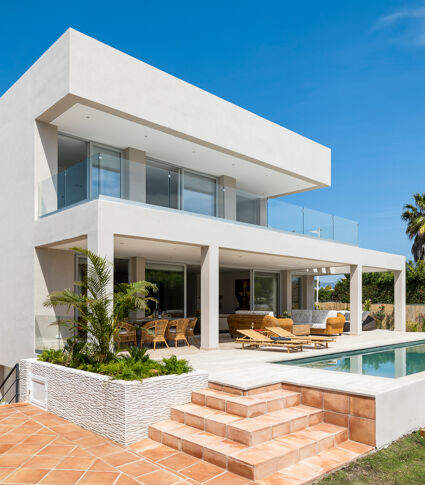 Luxuriöse Villa in prestigeträchtiger Strandlage mit modernem Design, Marbella