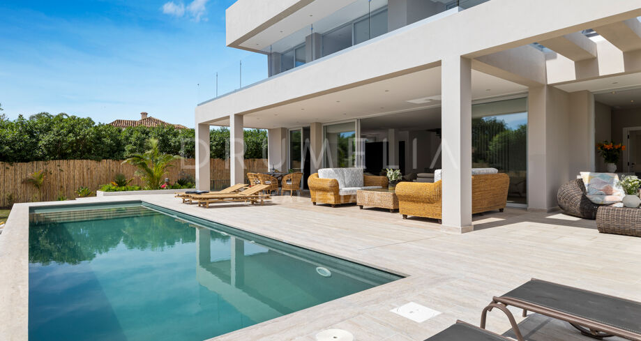 Lyxvilla i prestigefyllt strandläge med modern design, Marbella