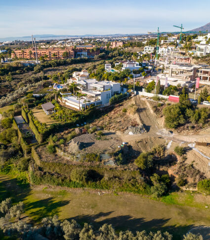 Tomt i första raden av Tramores Golf i Los Flamingos urbanisation, Benahavis