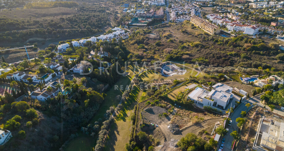 Tomt i frontlinjen av Tramores Golf i Los Flamingos-urbaniseringen, Benahavis