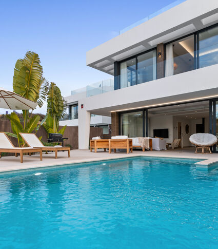 Contemporary west facing villa in La Resina Golf with mountain and golf views, Estepona