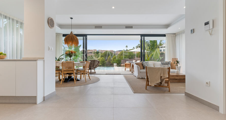 Villa contemporánea orientada al oeste en La Resina Golf con vistas a la montaña y al golf, Estepona.