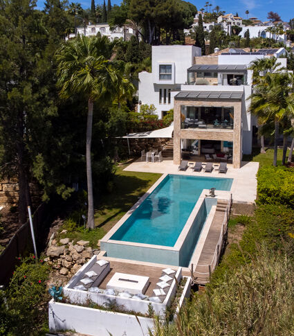 Villa moderna en la prestigiosa zona de El Paraiso con impresionantes vistas al mar, Marbella