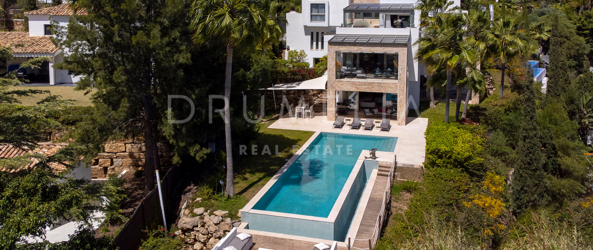 Villa moderna en la prestigiosa zona de El Paraiso con impresionantes vistas al mar, Marbella