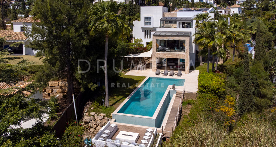 Moderne villa in het prestigieuze El Paraiso met prachtig zeezicht, Marbella