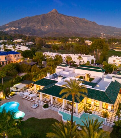 Luxe villa geïnspireerd op Moorse esthetiek met panoramisch uitzicht op de La Concha berg in Aloha - Nueva Andalucía