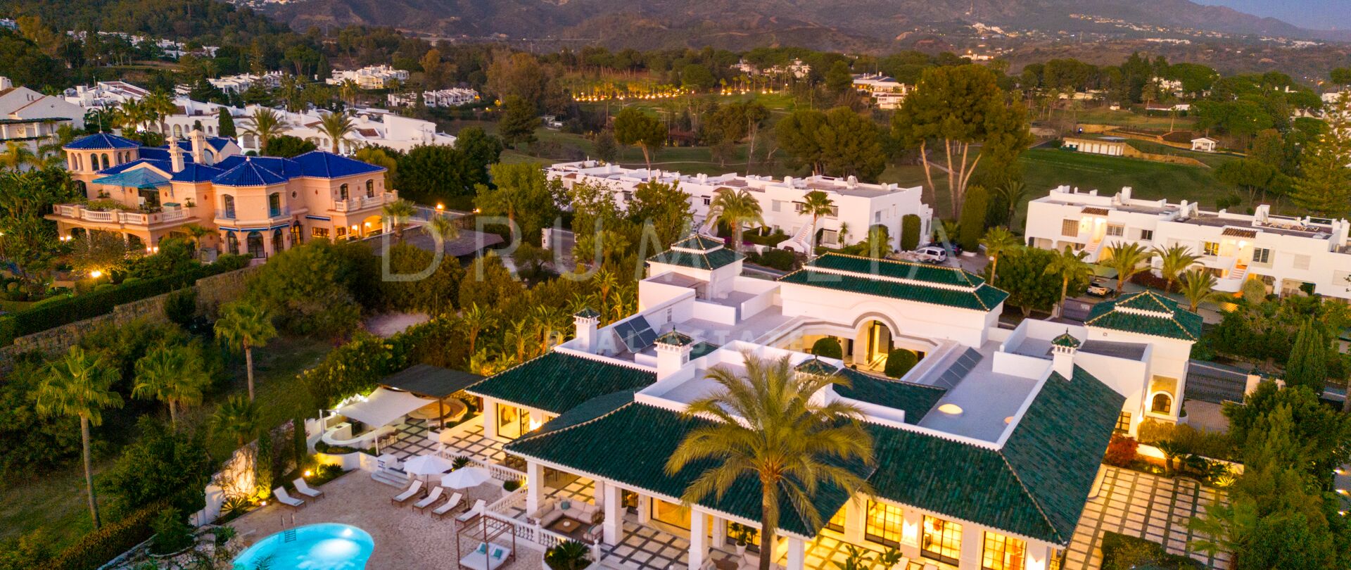 Luxe villa geïnspireerd op Moorse esthetiek met panoramisch uitzicht op de La Concha berg in Aloha - Nueva Andalucía