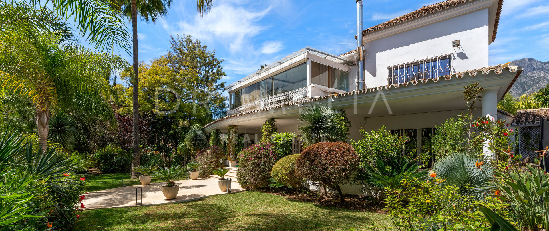 Beautiful family villa for sale with large plot in Rocío de Nagüeles in the heart of the Golden Mile